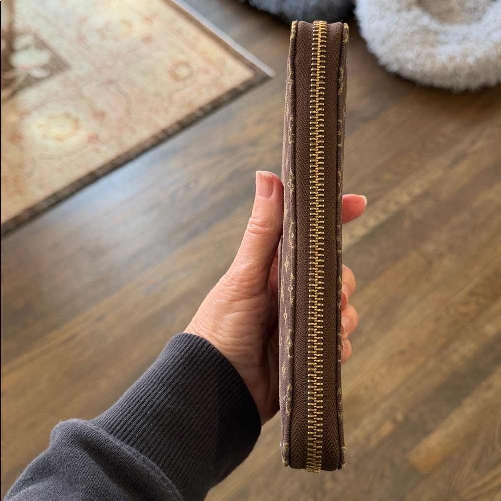 Stunning “Louis Vuitton” Brown Monogram Miniline Zip Around Wallet - Picture 5 of 10